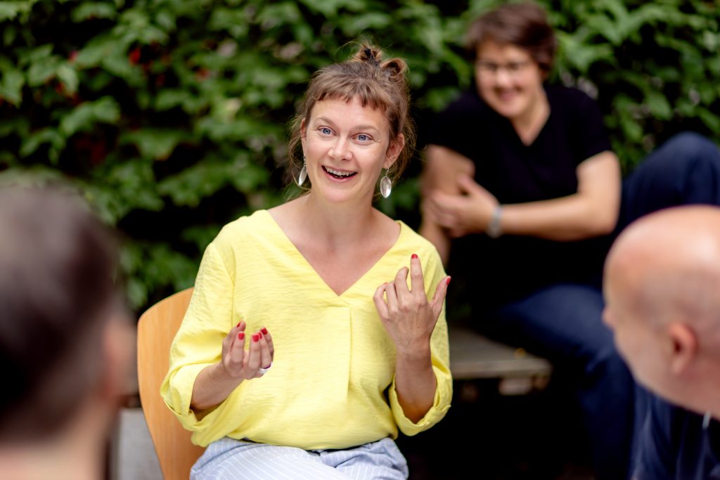 Inga erklärt etwas.